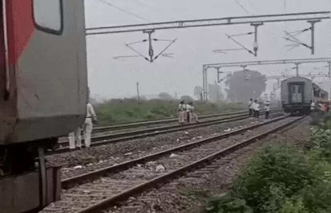 मप्र के सतना जिले में मुंबई-भागलपुर एक्सप्रेस दो हिस्सों में बंटी, कपलिंग टूटने से तीन बोगियां हुईं अलग