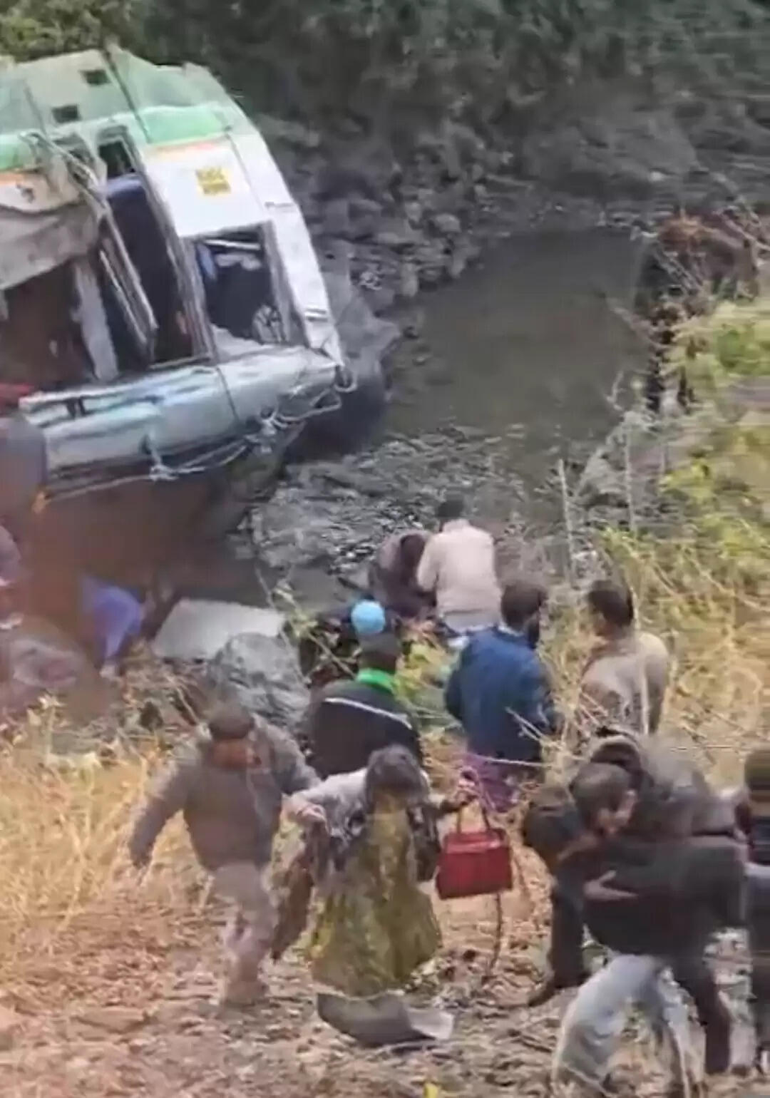 देहरादून के कालसी क्षेत्र में हिमाचल प्रदेश की बस खाई में गिरी, लगभग 30 यात्री सवार, राहत एवं बचाव कार्य जारी