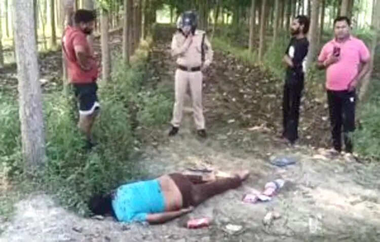 बहादराबाद के खेत में मिला युवक का शव, सिर पर चोट के निशान