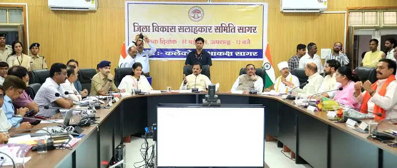 सागर को आदर्श जिला बनाने के लिए समन्वित प्रयास करें: उप मुख्यमंत्री शुक्ल