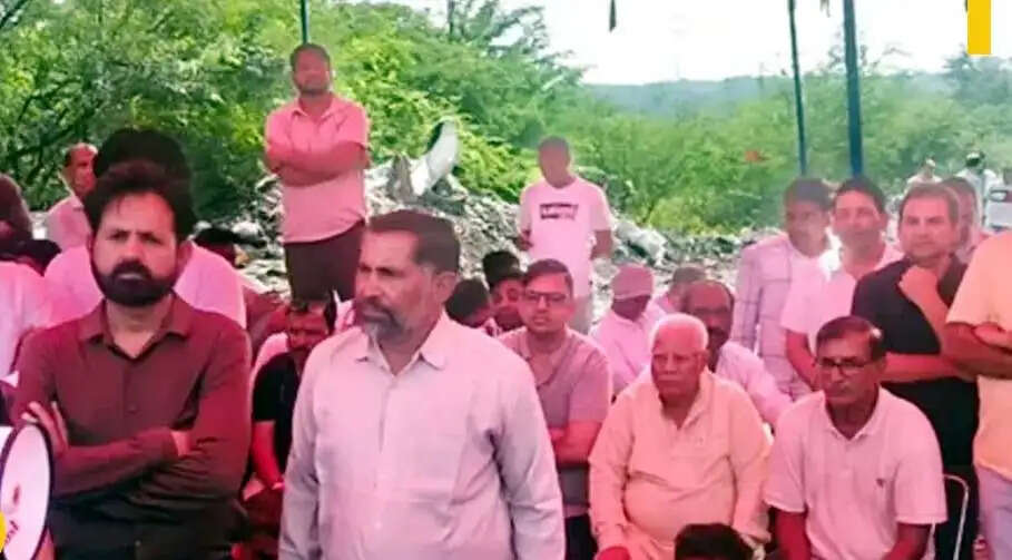 फरीदाबाद के भांकरी में कूड़ा डालने के खिलाफ लोगों का प्रदर्शन