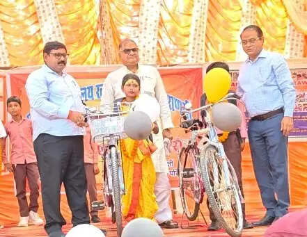 जिला बेसिक शिक्षा अधिकारी ने आदित्य यादव और संध्या काे साइकिल देकर किया सम्मान