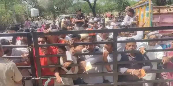 उदयपुर के घासा में गैस सिलेंडर वितरण को लेकर हंगामा, कालाबाजारी के आरोप