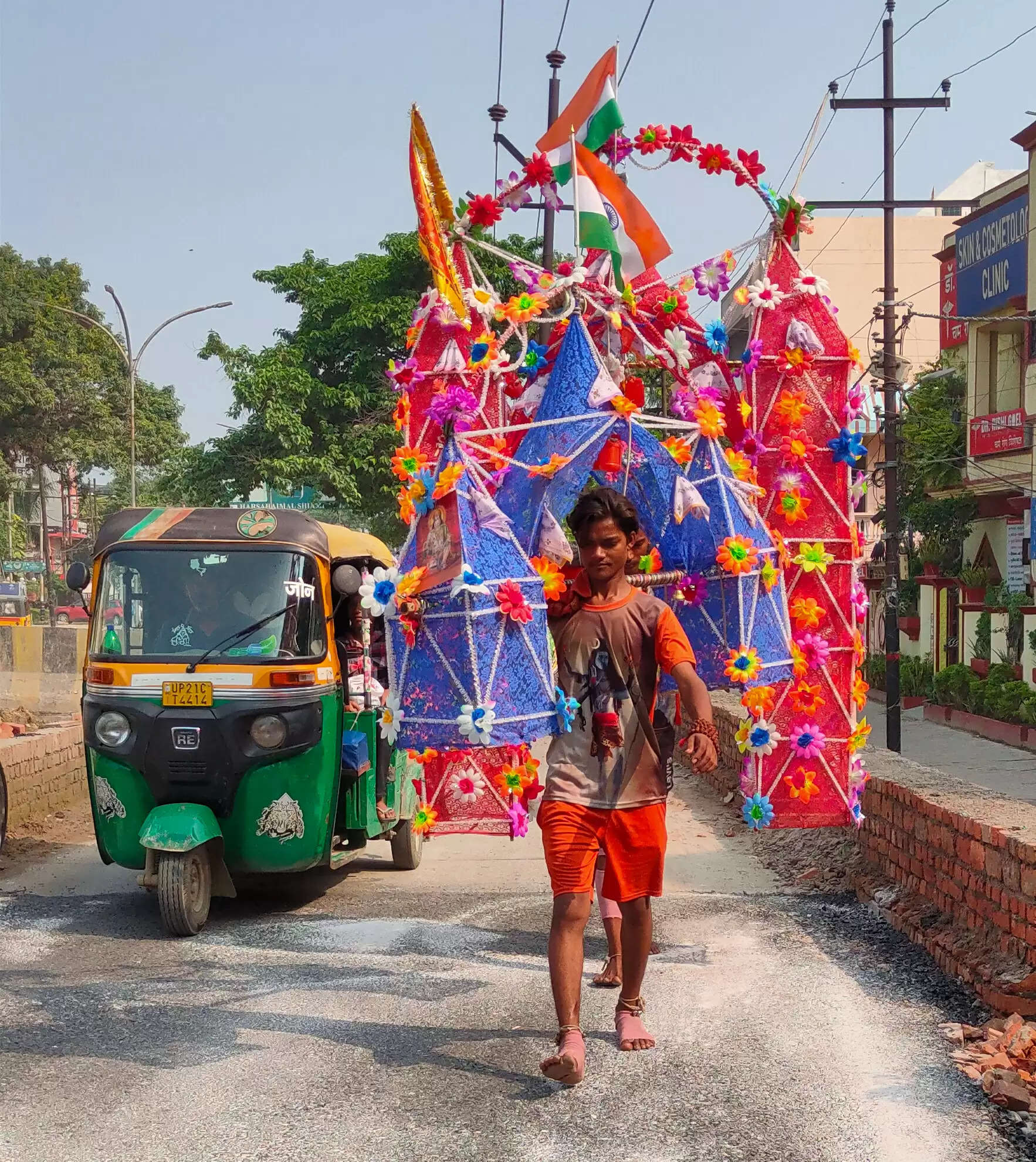 कांवड़ियों के जत्थे में गूंज रहा हर हर महादेव, बम-बम भोले