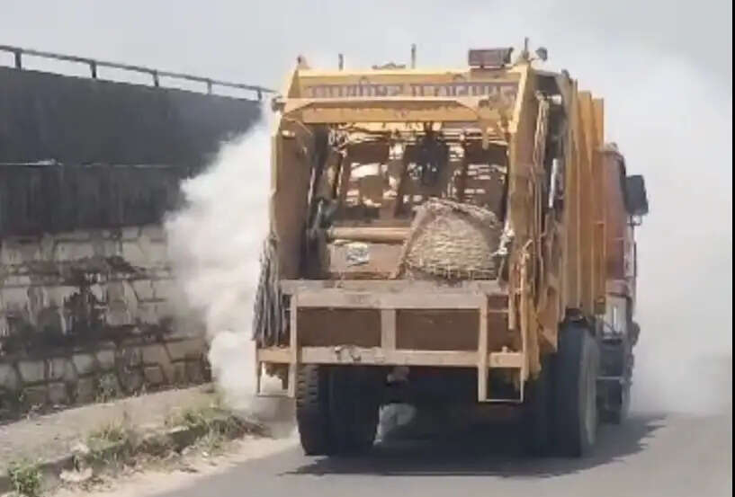 बीच सड़क पर नगर परिषद की कचरा उठाने वाली गाड़ी में लगी आग