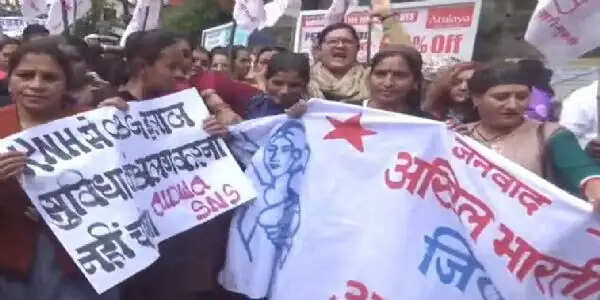 केएनएच से गायनी विभाग शिफ्ट करने पर विरोध तेज़, महिलाओं का आईजीएमसी के बाहर धरना