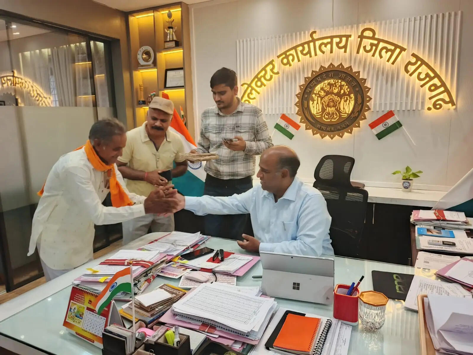 राजगढ़ः 250 वर्ष पुरानी दुर्लभ आयुर्वेदिक पांडुलिपि प्रशासन को सौंपी