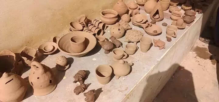 अनूपपुर: बैगलेस डे पर पारंपरिक मिट्टी कला से विद्यार्थियों को मिला व्यावहारिक ज्ञान एवं सांस्कृतिक अनुभव