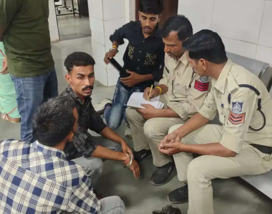 राजगढ़ः ट्रैक्टर-ट्रॉली की टक्कर से बाइक सवार युवक की मौत, दो चचेरे भाई घायल