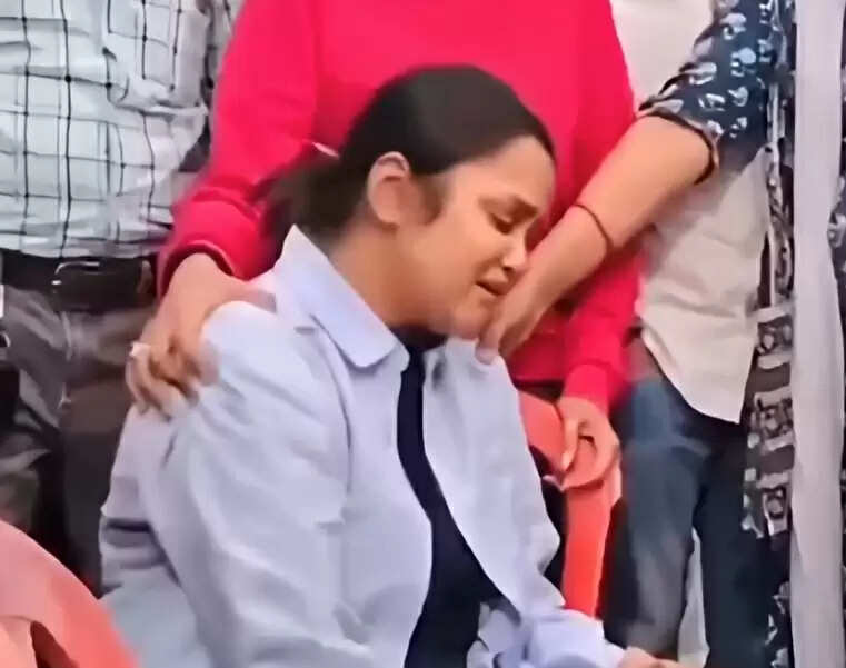 राजकीय सम्मान के साथ शुभम को दी गयी अंतिम विदाई, चाचा ने दी मुखाग्नि