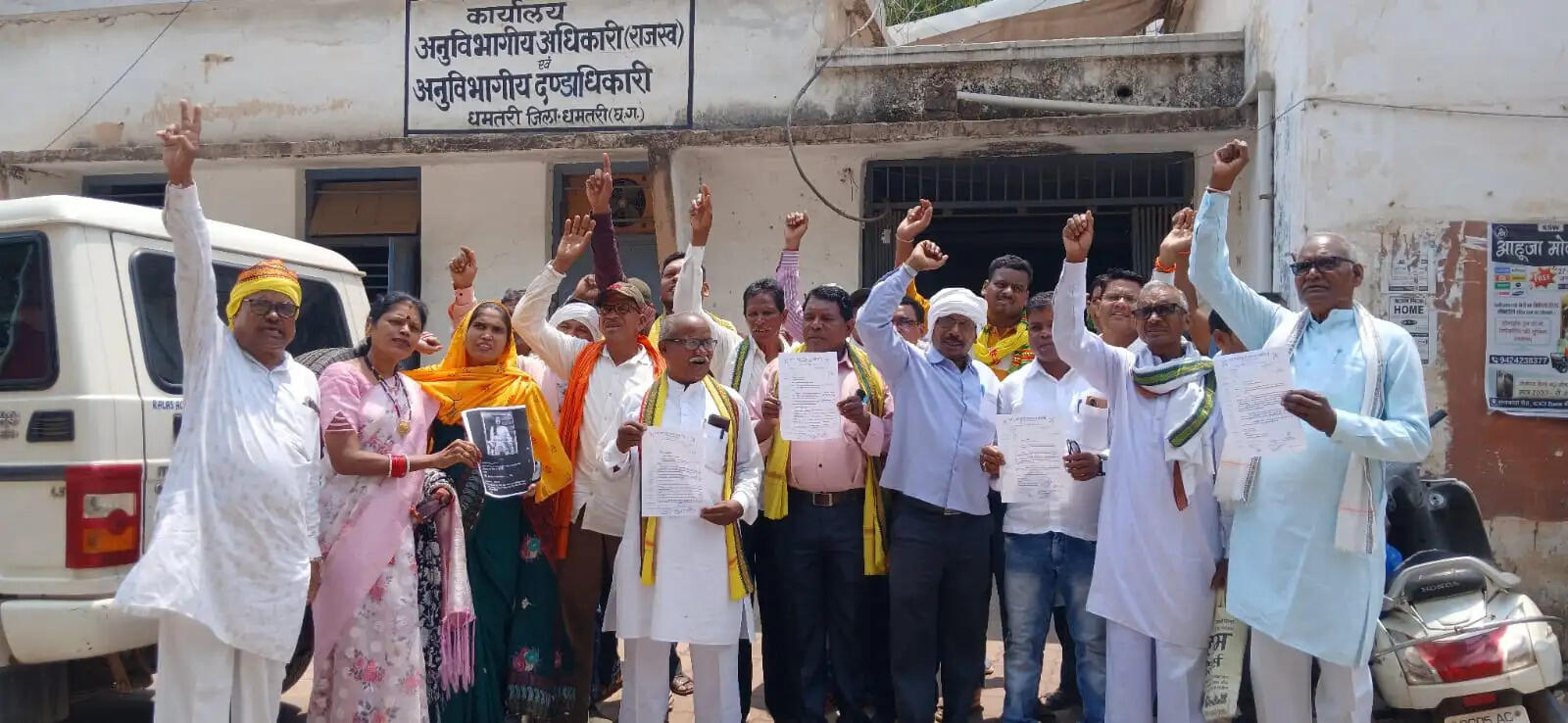 ‘वनवासी’ शब्द पर आदिवासी समाज का विरोध, संस्कार सतपती पर एफआईआर की मांग को लेकर सौंपे ज्ञापन