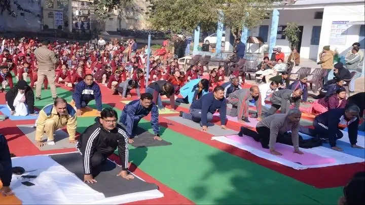 ग्वालियरः सांसद, कमिश्नर, कलेक्टर व एसएसपी ने बच्चों के साथ किया सामूहिक सूर्य नमस्कार