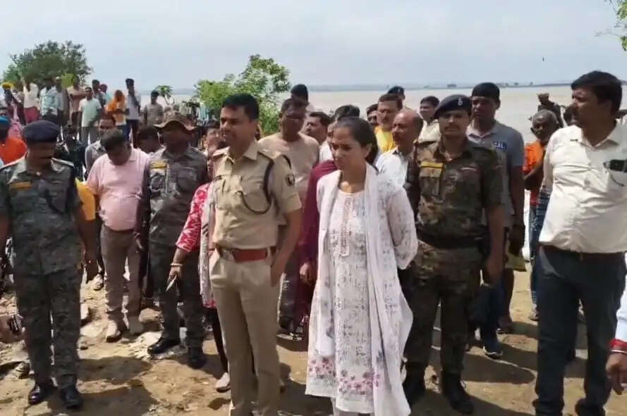 डीएम ने राघोपुर कटाव स्थल का लिया जायजा