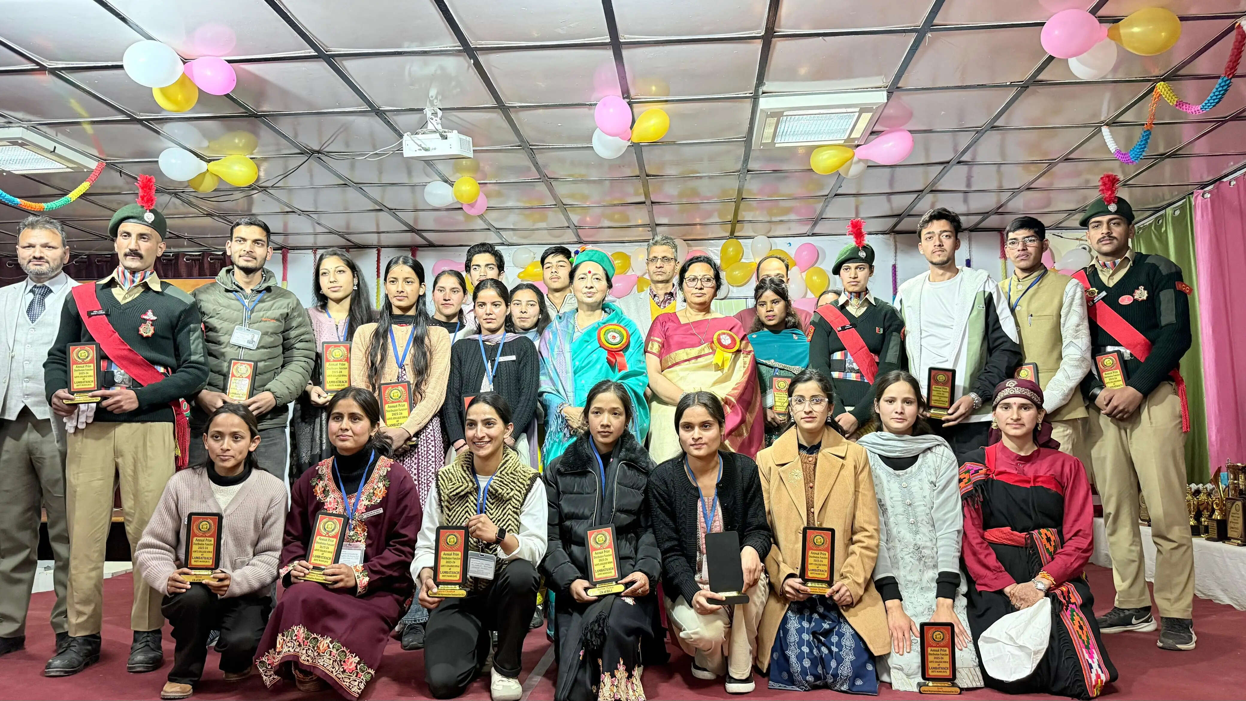 मंडी के लंबाथाच कालेज में 16वां वार्षिक पुरस्कार वितरण समारोह का आयोजन