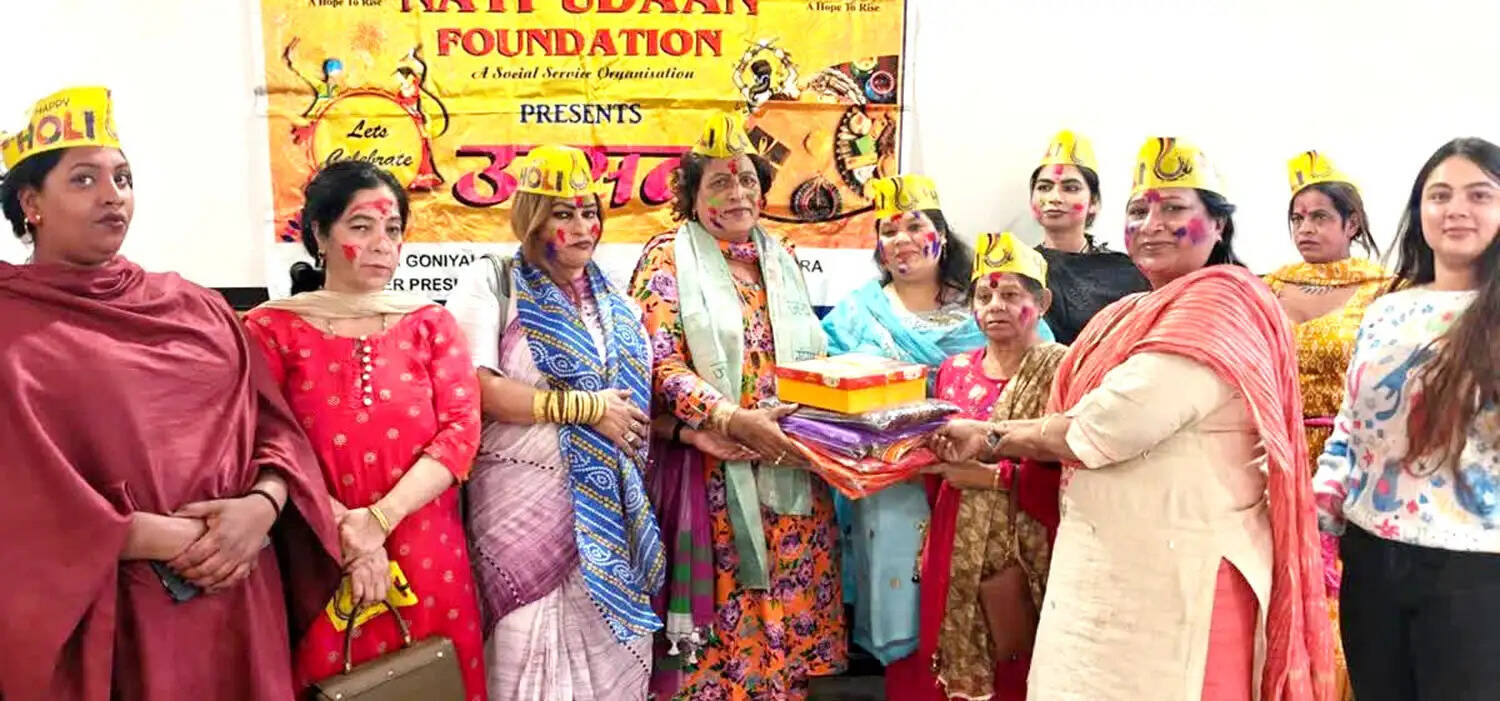 किन्नर समाज ने मनाई होली, स्वच्छता और नशा मुक्ति का दिया संदेश