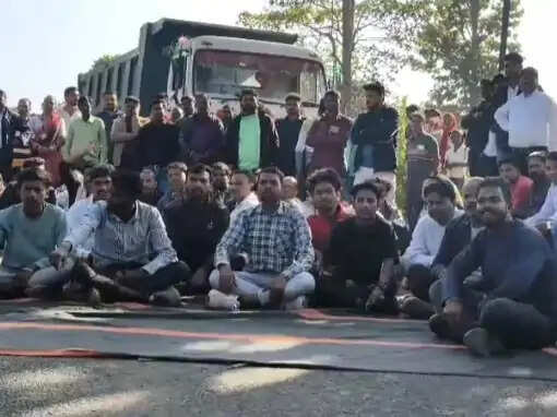 अनूपपुर: टूटी सड़क पर टोल वसूली के खिलाफ ट्रांसपोर्टरों का प्रदर्शन, टोल वसूली बंद