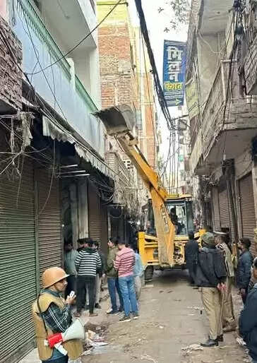 वाराणसी : दालमंडी में 11 मकान को तोड़ने के लिए ध्वस्तीकरण की कार्रवाई आरंभ