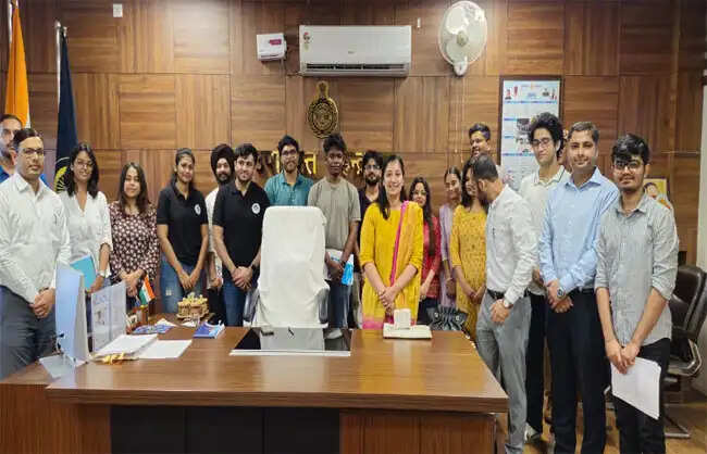 नारनौल में आईआईएम रोहतक के विद्यार्थी प्रशासनिक गतिविधियों से हुए रूबरू