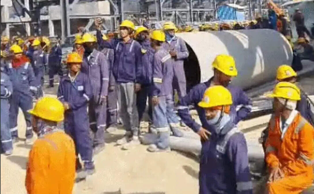 पानीपत: रिफाइनरी में अपनी मांगो को लेकर धरने पर बैठे मजदूरों व सीआईएसएफ में टकराव, लाठीचार्ज