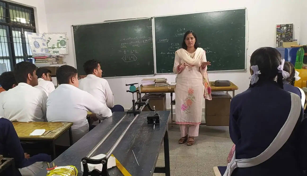 उद्यान विकास अधिकारी ने विद्यार्थियों को दी करियर ओरिएंटेशन की जानकारी