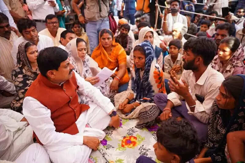 मप्र के खंडवा हादसे के पीड़ितों के बीच पहुंचे मोहन यादव, प्रभावित परिवारों से मिलकर बंधाया ढांढस