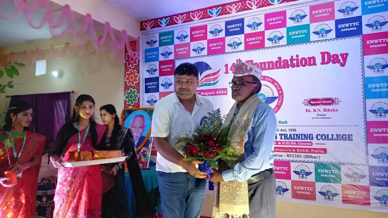 ईस्ट एंड वेस्ट टीचर्स ट्रेनिंग कॉलेज के 14वां स्थापना दिवस का कुलपति ने किया उद्घाटन