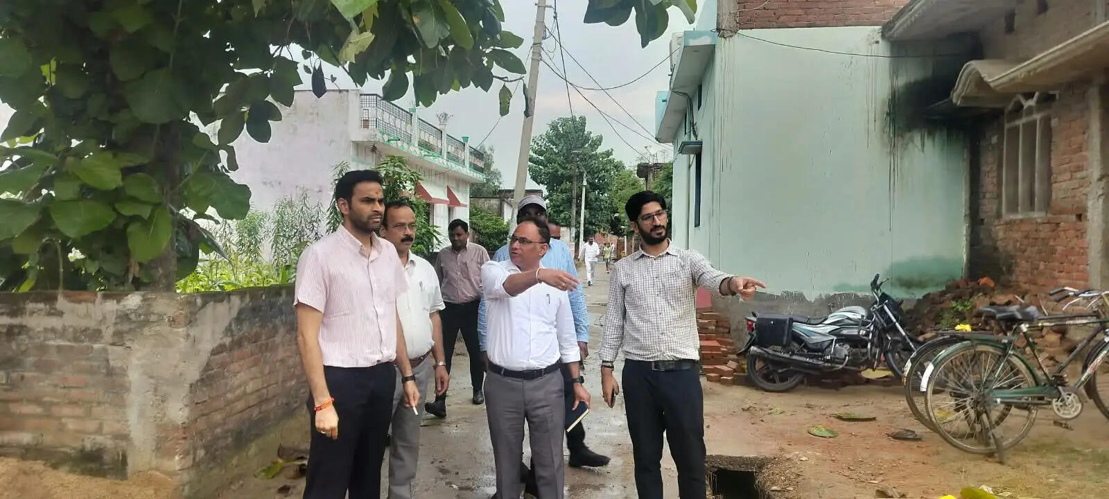 जिलाधिकारी की पहल से बरियारपुर में विवादित रास्ते का हुआ समाधान, बनायी गयी सीसी सड़क