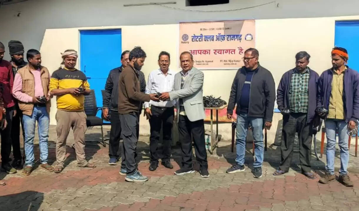 रोटरी क्लब ने कई श्रमिकों में बांटा तिलकुट, चुड़ा और गुड़