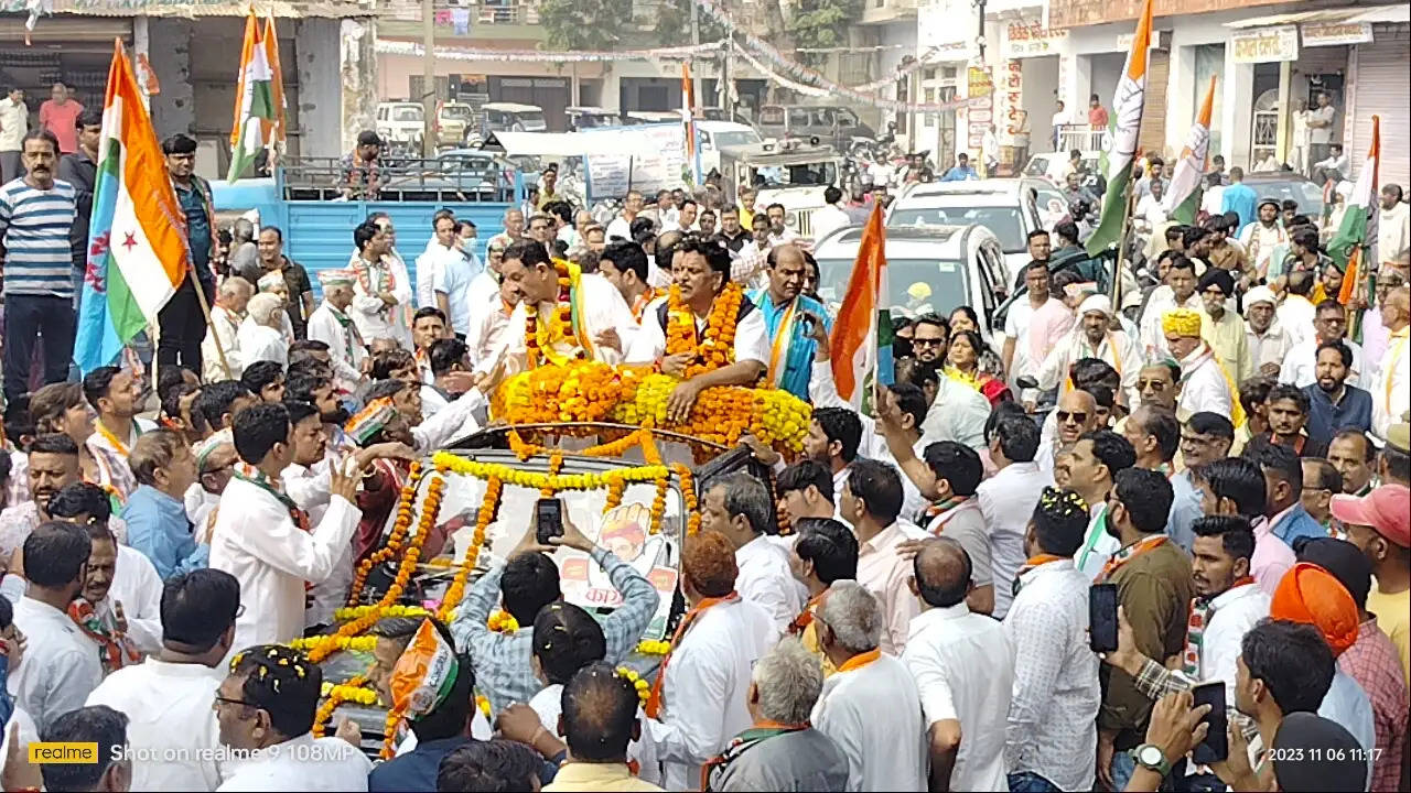 मंदिर में पूजा अर्चना के बाद अलवर में कई प्रत्याशियों ने अंतिम दिन भरा नामांकन