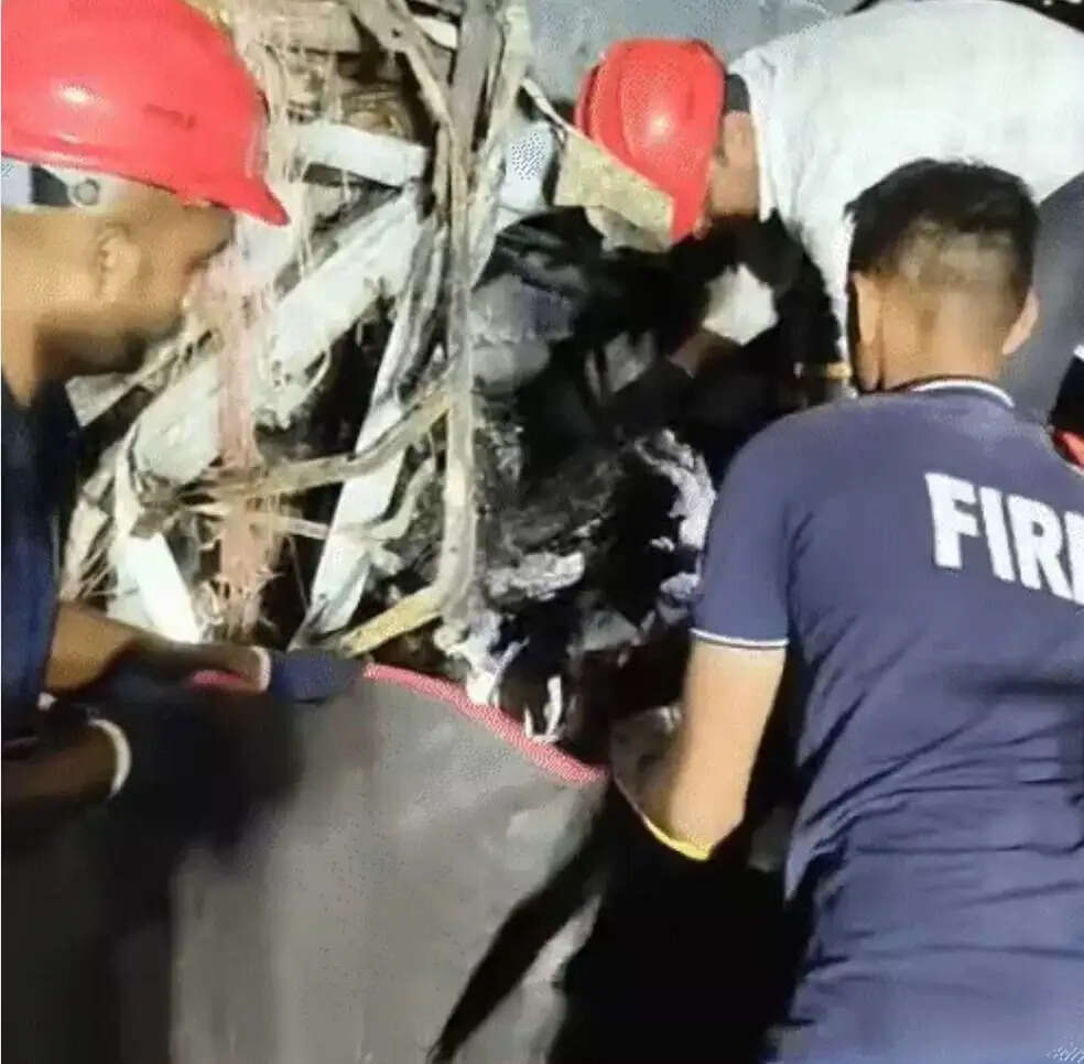 (अपडेट) गुजरात के राजकोट में हाइवे पर आग का गोला बनी बस, चार यात्री जिंदा जले, 30-35 लोगों को बचाया गया
