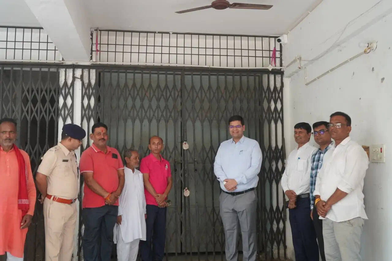 जिला निर्वाचन पदाधिकारी ने की ईवीएम-वीवीपैट वेयरहाउस का बाह्य निरीक्षण