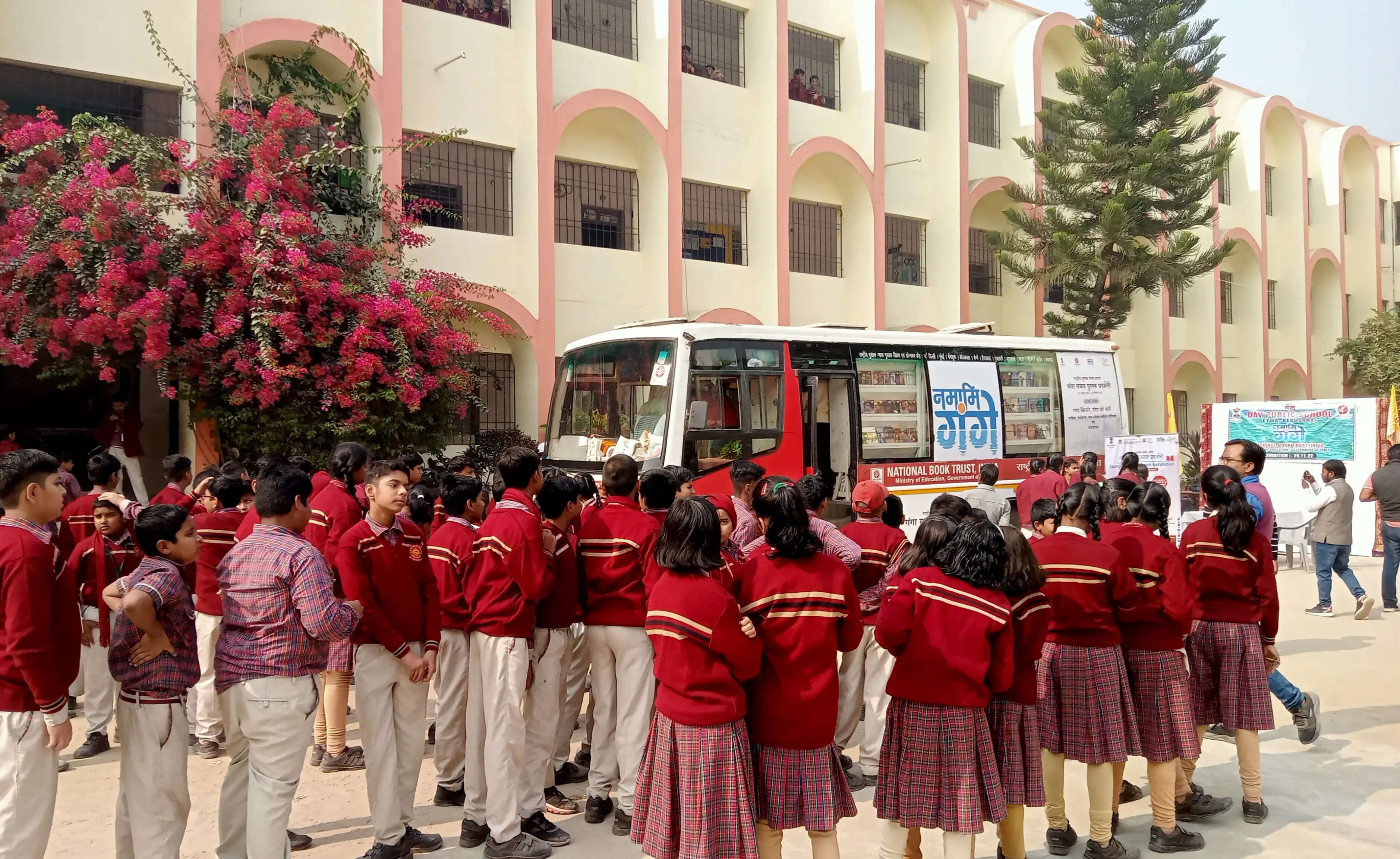 लोगों को जागरूक कर दिनकर जनपद से रवाना हुई राष्ट्रीय पुस्तक न्यास की टीम