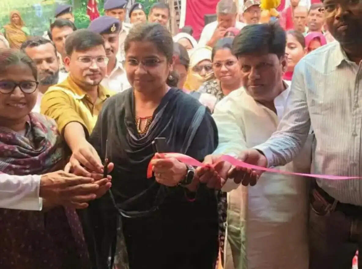 मरौना की सिसौनी पंचायत में नवनिर्मित आंगनवाड़ी केंद्र का उद्घाटन