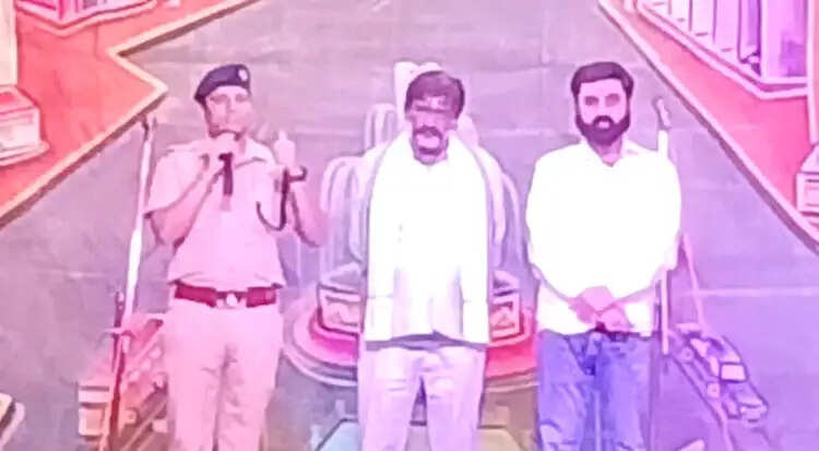 रामलीला मंच से पुलिस का संदेश, डिजिटल रावण से बचने को खींचें साइबर सुरक्षा की लक्ष्मण रेखा