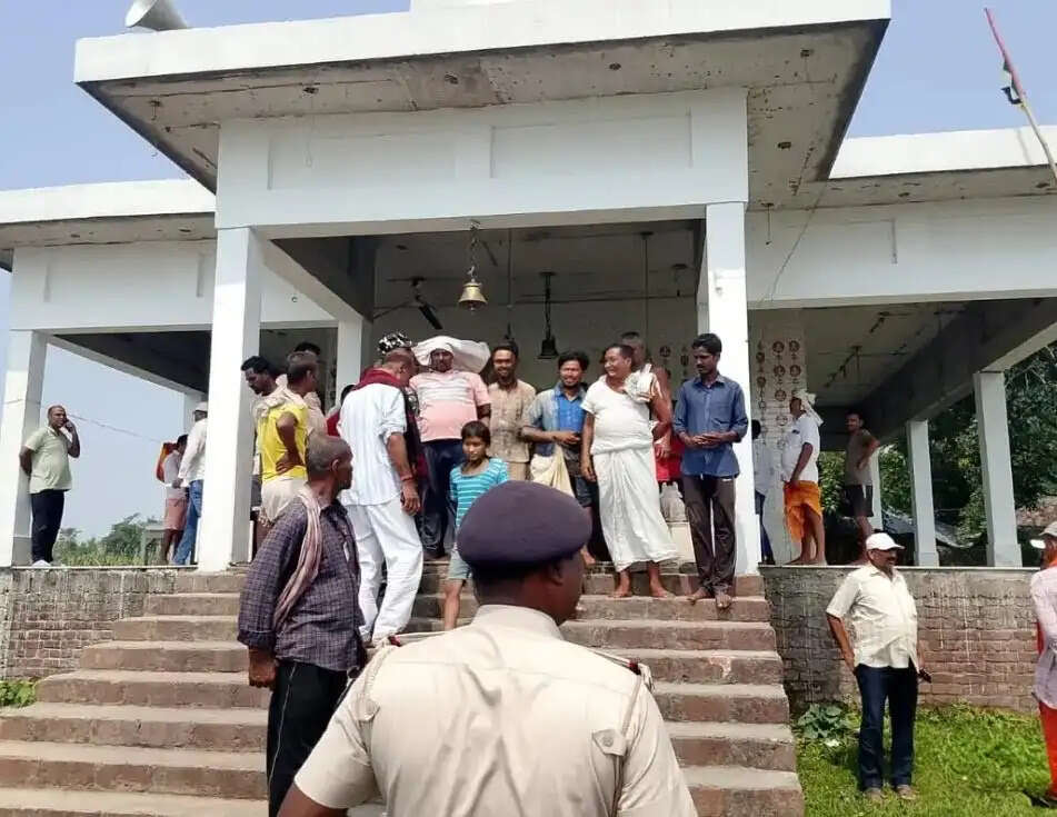 मंदिर में तोड़फोड़ से फैला आक्रोश, शिवलिंग व प्रतिमाएं क्षतिग्रस्त, एक संदिग्ध हिरासत में
