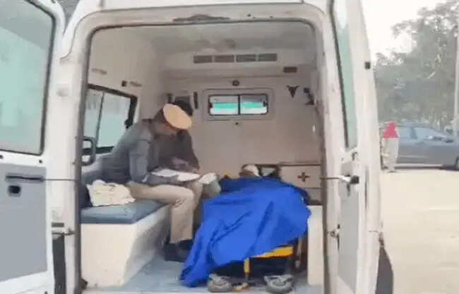 सोनीपत:&nbsp;राष्ट्रीय राजमार्ग-44 पर बस-ट्रक टक्कर, परिचालक की मौत, 6 घायल