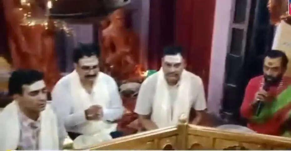 हजार साल की आस्था का उत्सव: शिव मंदिर में जिलाधिकारी ने किया रुद्राभिषेक, गूंजे हर-हर महादेव