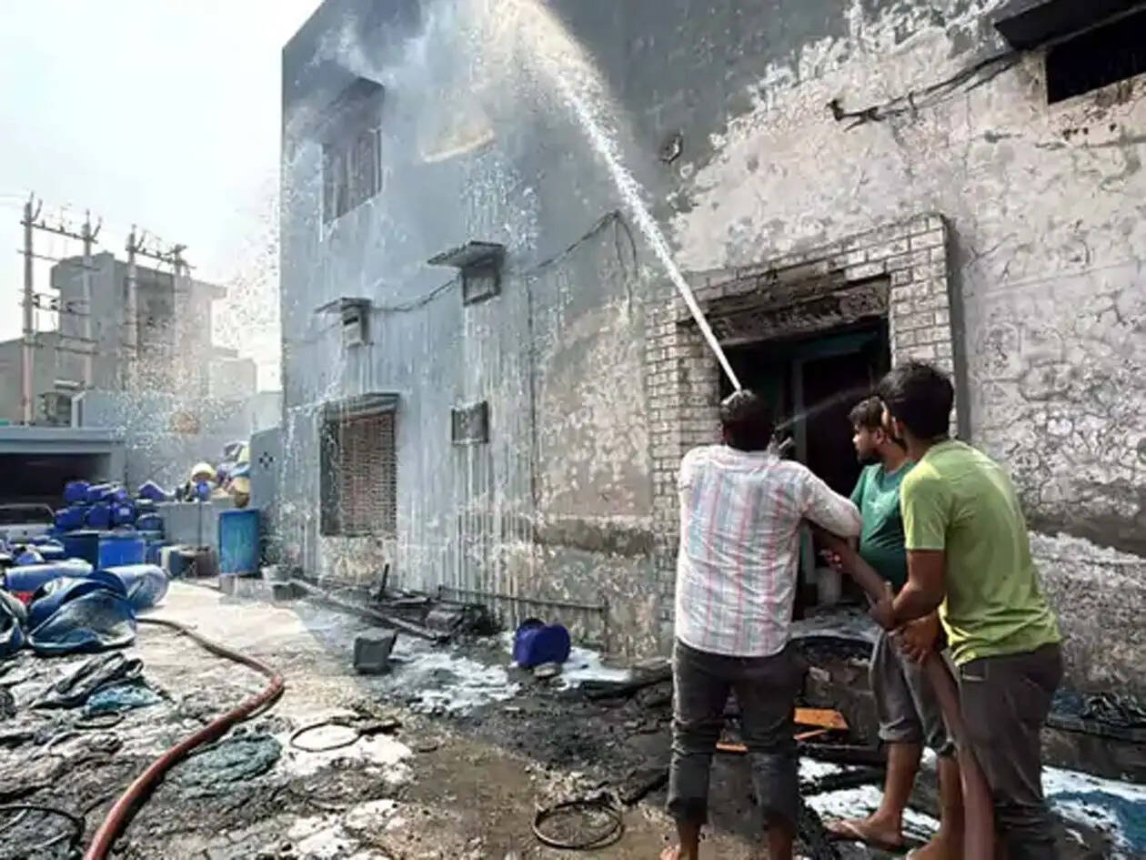 हांसी : वकील कॉलोनी में ड्रमों में लगी भीषण आग, धुएं के गुबार से मची अफरा-तफरी