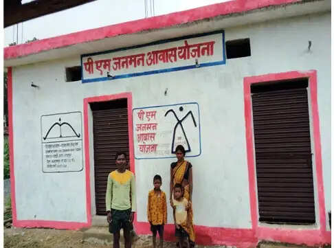 बलरामपुर : पीएम जनमन आवास योजना से एतवा राम का पक्का घर का सपना पूरा