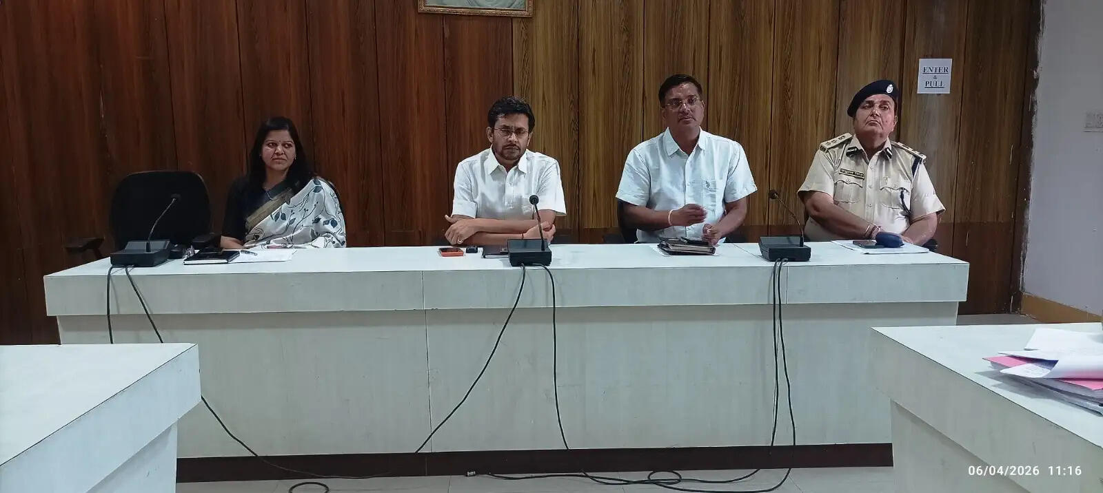 आबकारी आयुक्त नमित मेहता ने ली समीक्षा बैठक, समयबद्ध निस्तारण पर दिया जोर