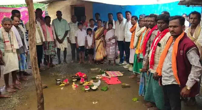 यादव परिवार के सात सदस्यों ने 10 साल बाद ईसाई पंथ काे छोड़कर सनातन धर्म अपनाया