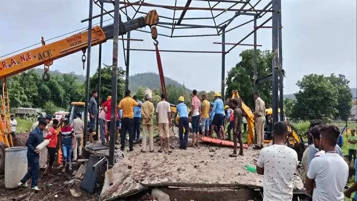 (अपडेट) इंदौरः महू के पास निर्माणाधीन फार्म हाउस की छत गिरने से पांच मजदूरों की मौत