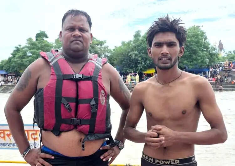 गंगा में डूब रहे शिवभक्त की जल पुलिस ने बचाई जान