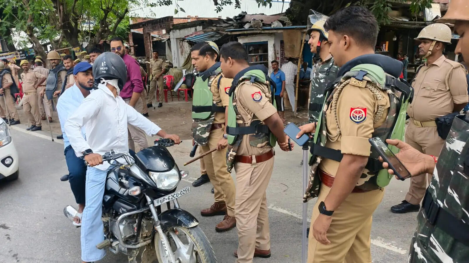 वाराणसी: चोलापुर ढेरही टोल प्लाजा को हटाने की मांग,किसानों ने किया उग्र प्रदर्शन