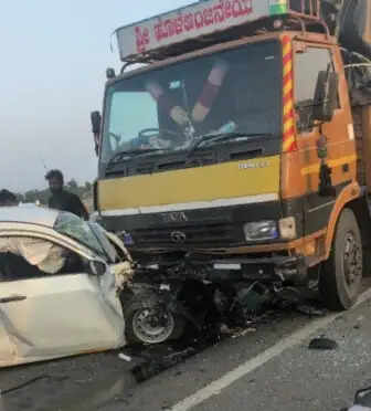 धारवाड़ ज़िले के नवलगुंड में कार-कैंटर की टक्कर, चार लोगों की मौत