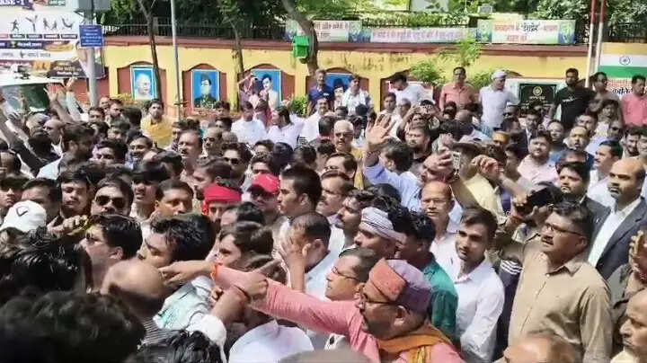 बांदा में सवर्ण समाज ने जुलूस निकाल कर कलेक्ट्रेट में सौंपा ज्ञापन, आर्थिक आधार पर आरक्षण देने की उठायी मांग