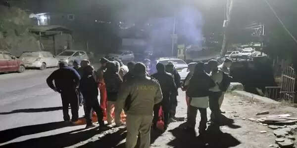 शिमला : फोरलेन टनल के ऊपर बहुमंजिला भवन और होटल में दरारें, आधी रात सड़क पर 15 परिवार और टूरिस्ट