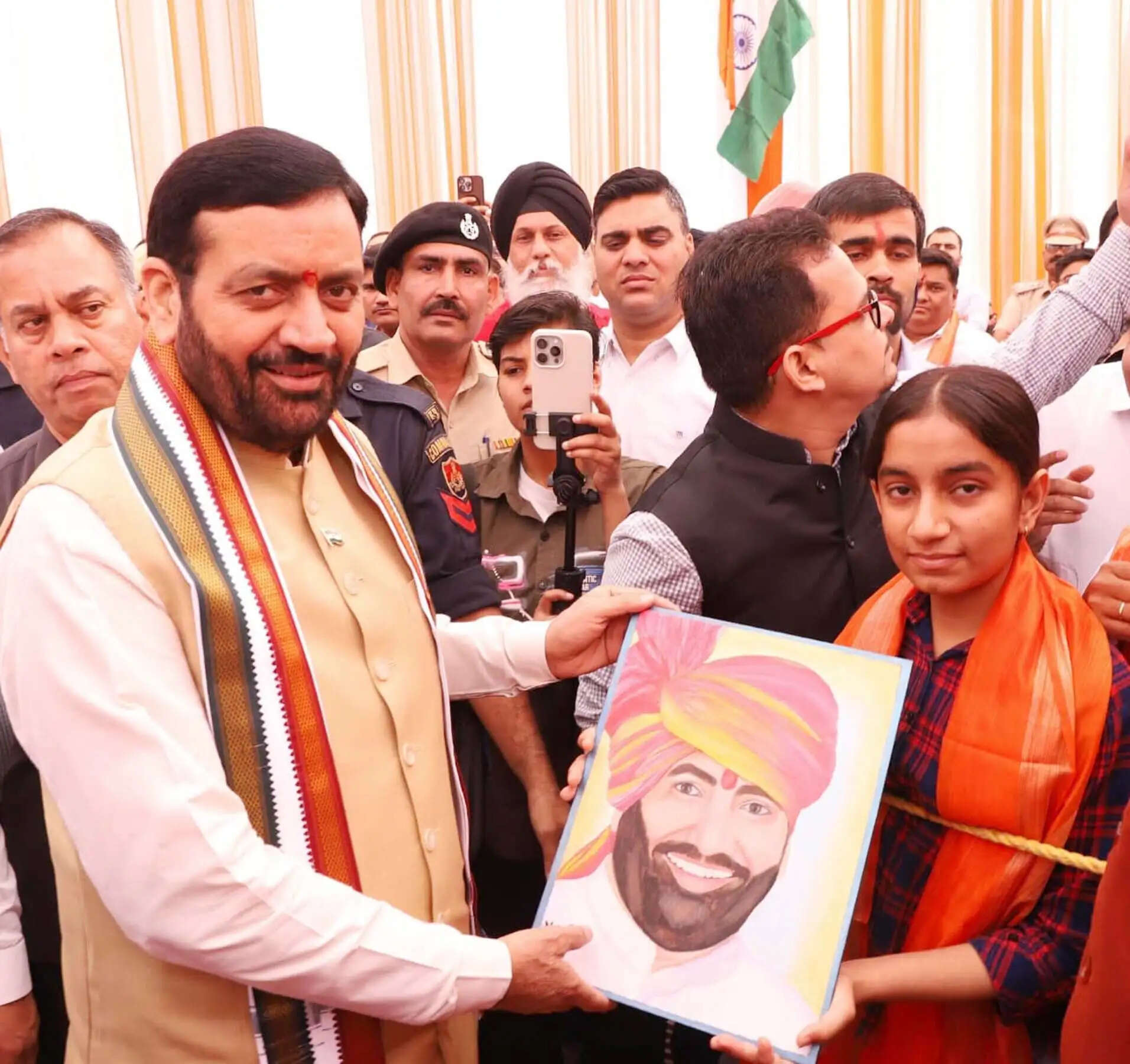 छात्रा मानसी ने नायब सिंह सैनी की रियलिस्टिक पेंटिंग बनाकर की भेंट, सीएम ने दिया आशीर्वाद