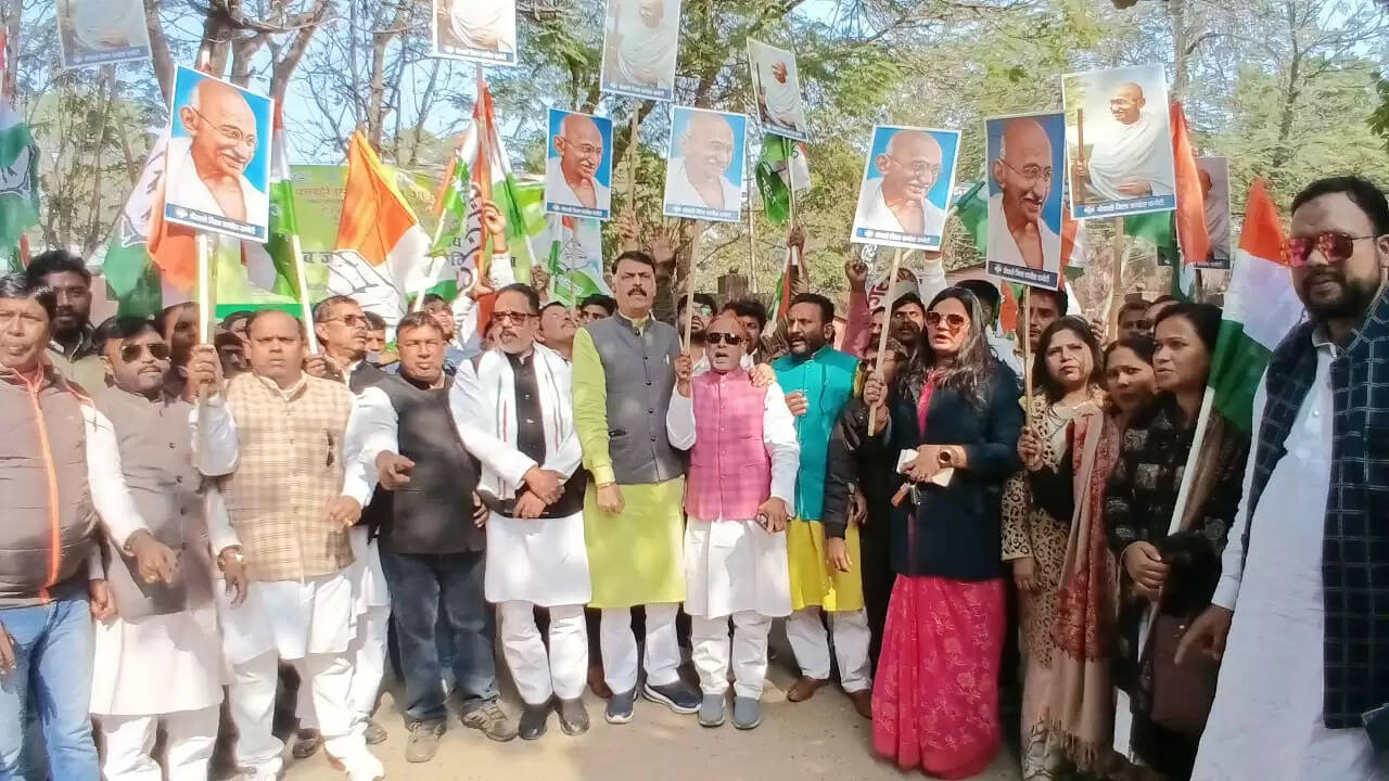 मनरेगा से महात्मा गांधी का नाम बदलने के विरोध में कांग्रेस का प्रदर्शन
