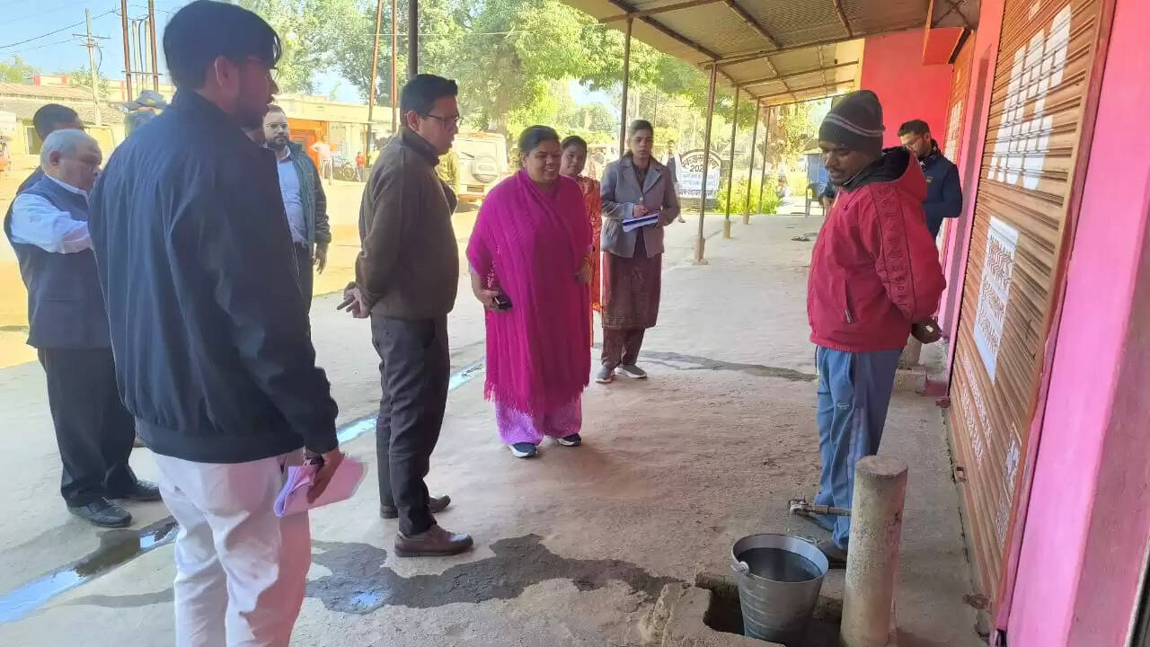 अनूपपुर: संभागायुक्त एवं कलेक्टर ने धनगवां में जल जीवन मिशन के अंतर्गत नल जल प्रदाय योजना का किया निरीक्षण
